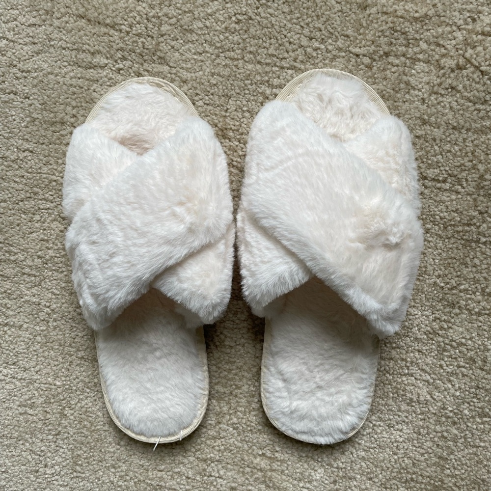 MWOT Fuzzy women’s slippers in white size EU 40-41 / US 8.5-9.5
